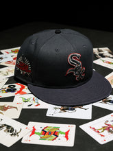 Load image into Gallery viewer, [SMILE WHITE SOX] 59Fifty Chicago White Sox 2005 WS Champs Graphite/Dk Graphite - Green UV

