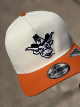 Load image into Gallery viewer, 9Fifty A-Frame Snapback Texas Longhorns Chrome/Fight Orange - Green UV
