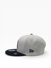 Load image into Gallery viewer, 9Fifty Chicago Bears Retro Helmet 2T Optic White/Navy - Grey UV
