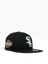 Load image into Gallery viewer, 9Fifty MLB Chicago White Sox 2005 World Series Black Snapback - Red UV
