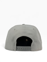 Load image into Gallery viewer, 9Fifty MLB Chicago White Sox 2005 World Series 2T Snow Grey/Storm Grey Snapback - Grey UV
