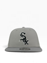 Load image into Gallery viewer, 9Fifty MLB Chicago White Sox 2005 World Series 2T Snow Grey/Storm Grey Snapback - Grey UV
