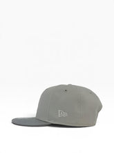 Load image into Gallery viewer, 9Fifty MLB Chicago White Sox 2005 World Series 2T Snow Grey/Storm Grey Snapback - Grey UV
