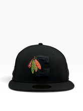 Load image into Gallery viewer, [HOME OPENER FEATHERS] 59Fifty NHL Chicago Blackhawks Black - Grey UV
