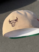 Load image into Gallery viewer, [RAW PACK] 59Fifty NBA Chicago Bulls 2T Camel/Burntwood - Green UV
