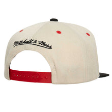 Load image into Gallery viewer, Mitchell &amp; Ness Original Fit Chicago Blackhawks Pop Panel Snapback Hat - Green UV
