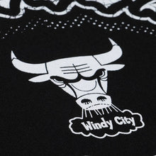 Load image into Gallery viewer, Men's Mitchell &amp; Ness Chicago Bulls Team Play Sweatshirt - Black
