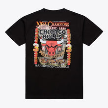 Load image into Gallery viewer, Men's Mitchell &amp; Ness Chicago Bulls Chasing Victory Heritage T-Shirt - Black
