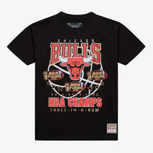 Load image into Gallery viewer, Men's Mitchell &amp; Ness Chicago Bulls Chasing Victory Heritage T-Shirt - Black
