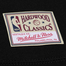 Load image into Gallery viewer, Men's Mitchell &amp; Ness Chicago Bulls Team Play Sweatshirt - Black

