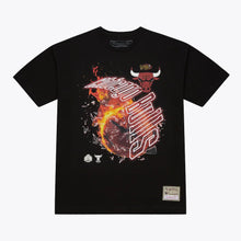 Load image into Gallery viewer, Men&#39;s Mitchell &amp; Ness Chicago Bulls Black Blaze T-Shirt
