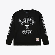 Load image into Gallery viewer, Men's Mitchell &amp; Ness Chicago Bulls Team Play Sweatshirt - Black
