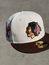 Load image into Gallery viewer, [EL AZTECA BLACKHAWKS] 59Fifty Chicago Blackhawks 2T Stone/Burnt Wood - Everest Green UV

