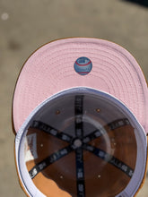 Load image into Gallery viewer, [CONCHA CUBS] 59Fifty Chicago Cubs Be Alert Light Bronze/Toasted Peanut - Pink UV

