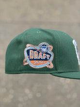 Load image into Gallery viewer, [FROZEN TURF] 59Fifty Chicago Bears 2000 Draft Cilantro Green - Grey UV
