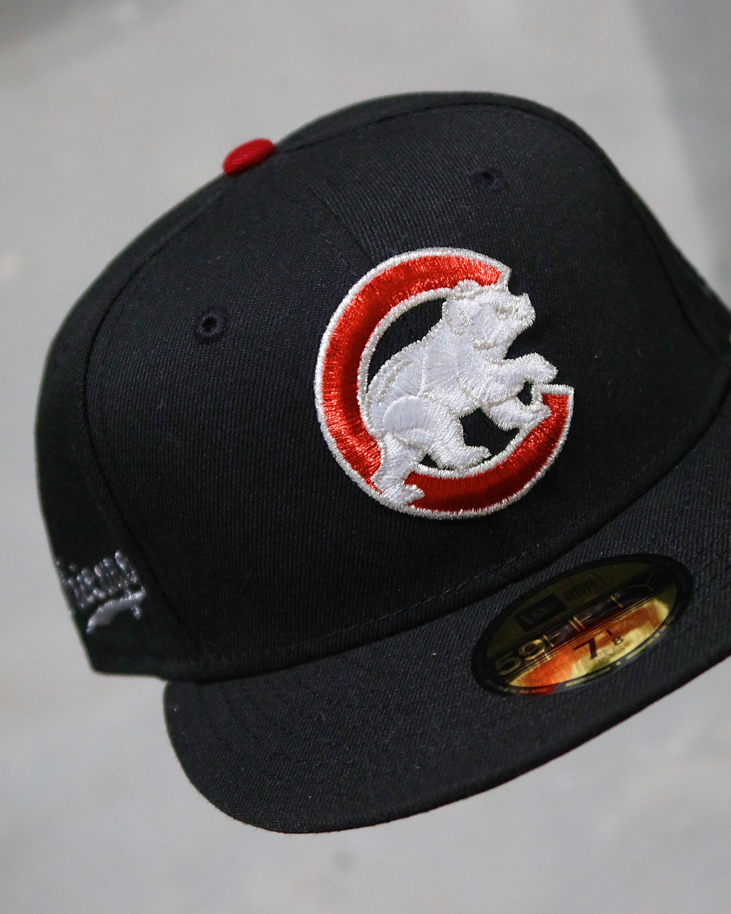 [CHERRY COKE] *PRE-ORDER* 59FIFTY CHICAGO CUBS SCRIPT SIDE HIT W/PIN - ARRIVES EARLY MARCH 2025 BY RAHNNIFITTEDS