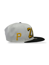 Load image into Gallery viewer, 9Fifty Snapback Pittsburgh Pirates Roberto Clemente Signature Chrome/Black - Gray UV
