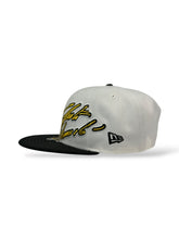Load image into Gallery viewer, 9Fifty Snapback Pittsburgh Pirates Roberto Clemente Signature Chrome/Black - Gray UV

