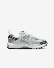 Load image into Gallery viewer, Nike Vomero 5 (GS) - Pure Platinum/Metallic Silver
