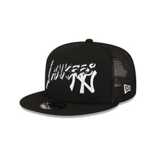 Load image into Gallery viewer, 9Fifty New York Yankees Trucker Snapback by New Era Black - Black UV
